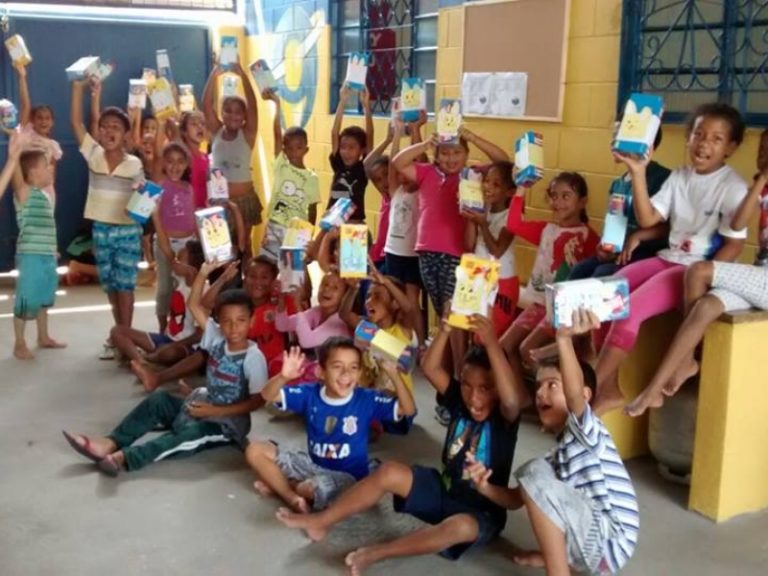 Colégio Pentágono entrega chocolates aos educandos da Fundação
