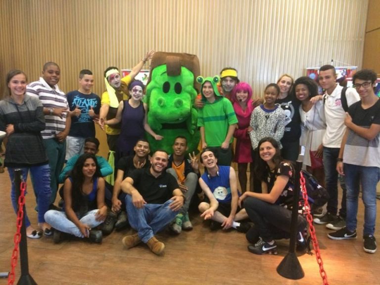 Educandos assistem à peça teatral: Jacarelvis