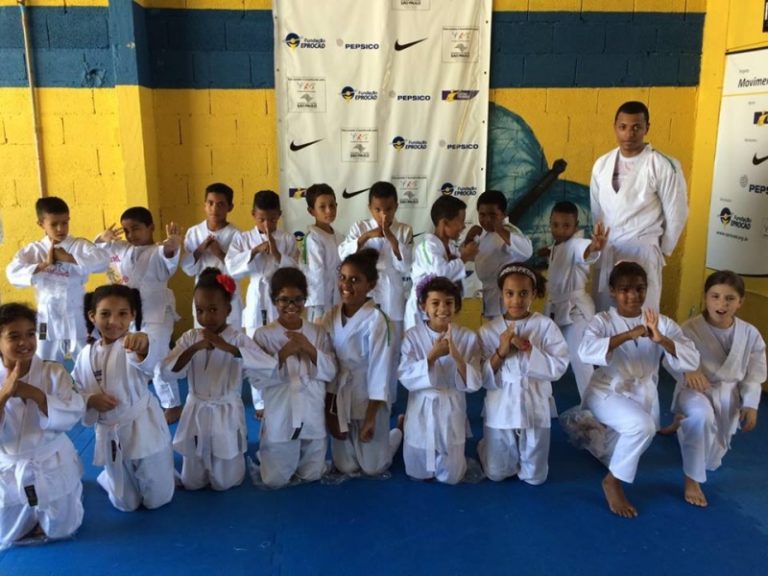 Educandos do projeto Movimento Olímpico recebem seus Kimonos