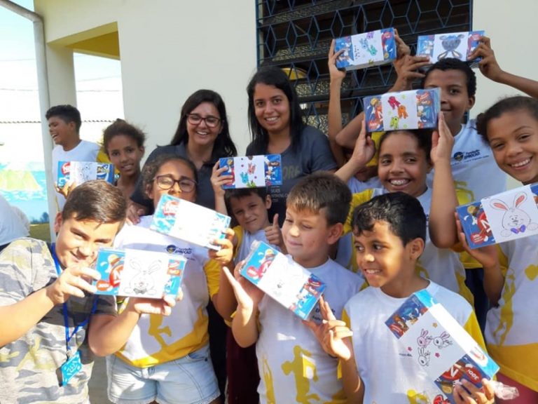 Educandos são presenteados com chocolates