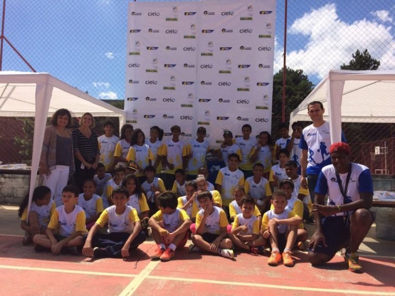 Entrega dos unifomes do Projeto “Rugby Jogando Junto”
