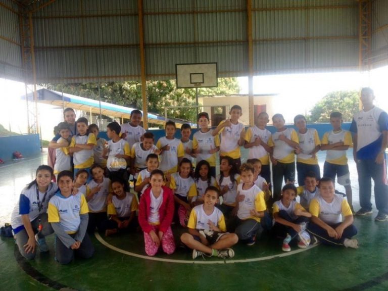 Entrega dos uniformes no núcleo do Cento e Vinte.