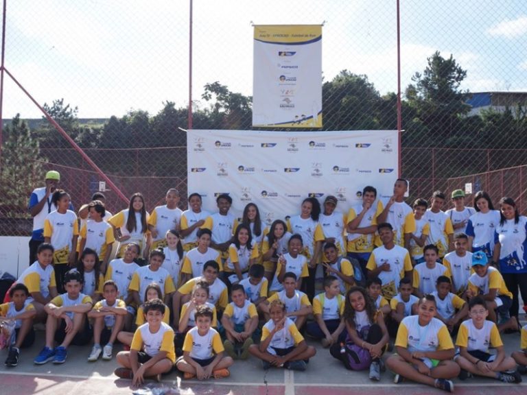 Entrega dos uniformes – projeto “Ano IV Futebol de Rua”