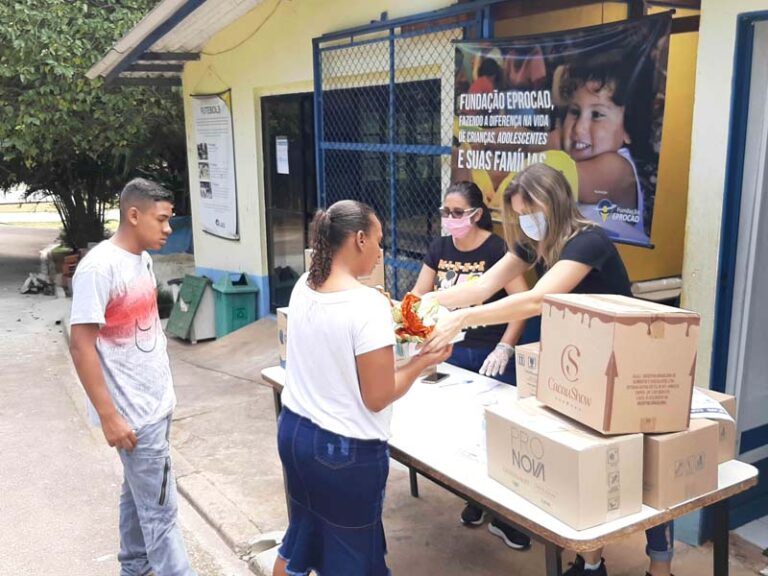 Entrega de Cestas e outros materiais