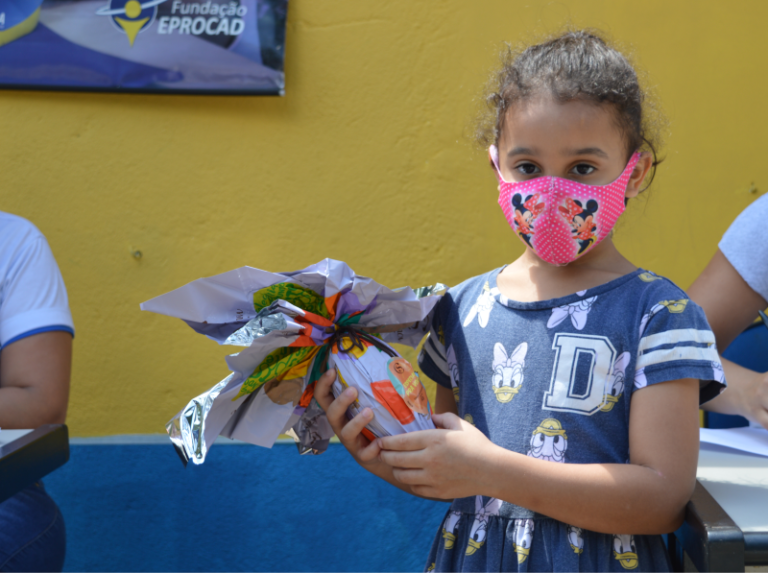 Educandos dos núcleos da Fundação EPROCAD recebem ovos de páscoa.