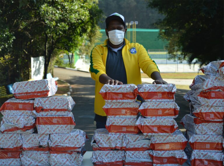 Educandos da Fundação EPROCAD receberam os tênis doados pela campanha #DoeGols, realizada pela SporTV em parceria com a Centauro e For A Cause.